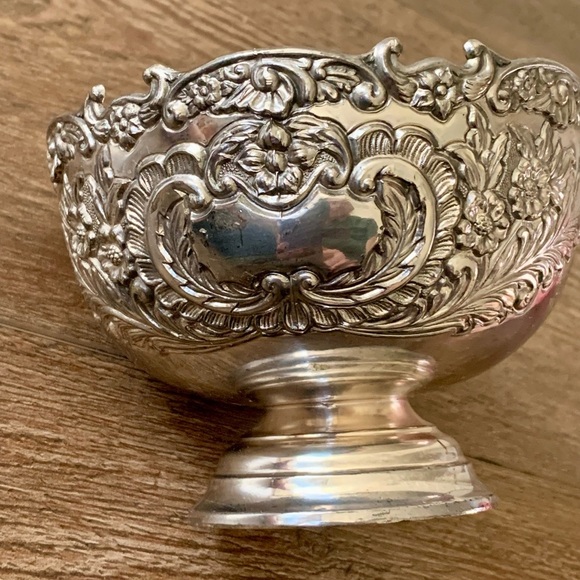 Vintage F.B. Rogers Silver Plate Ornate Floral Relief Pedestal Bowl - Picture 11 of 13